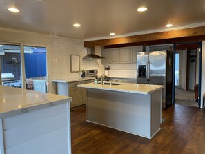 Refrigerador, microondas, horno y parrilla de estufa 