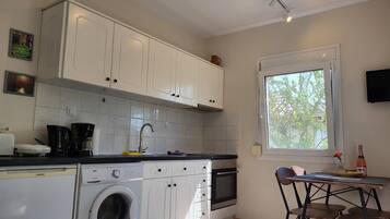 Een koelkast, een oven