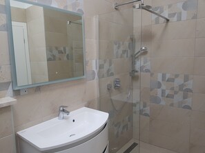 Douche, serviettes fournies, papier toilette