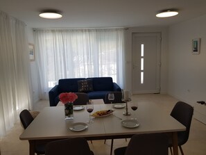 Dining - New Seafront Villa Hrvatska (Ražanj)