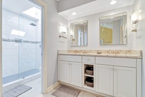 Badewanne, Haartrockner, Handtücher