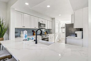 Fridge, microwave, oven, stovetop - Inverness Villa on Golf Course with Pool & Tennis (Hilton Head Island)