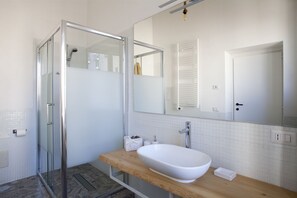 تجهيزات دش، مجففات شعر، مراحيض شطف، مناشف