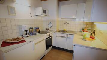 KĂŒhlschrank, Mikrowelle, Ofen, Herdplatte