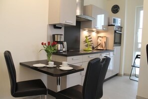 Kylskåp, mikrovågsugn, spishäll och diskmaskin