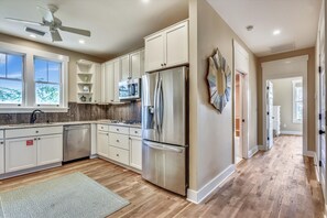 Four, tables à manger