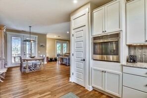 Four, tables à manger