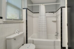 Combined shower/tub, towels - Rates REDUCED @ Twin Palms Cottage (Myrtle Beach)