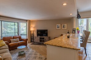 Smart TV - 1 min free bus ride to Peak 8  or 5 min walking, cozy condo perfect for 7  (Breckenridge)