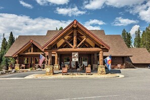 Exterior - 1 min free bus ride to Peak 8  or 5 min walking, cozy condo perfect for 7  (Breckenridge)