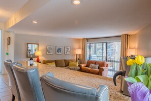 Lobby - 1 min free bus ride to Peak 8  or 5 min walking, cozy condo perfect for 7  (Breckenridge)