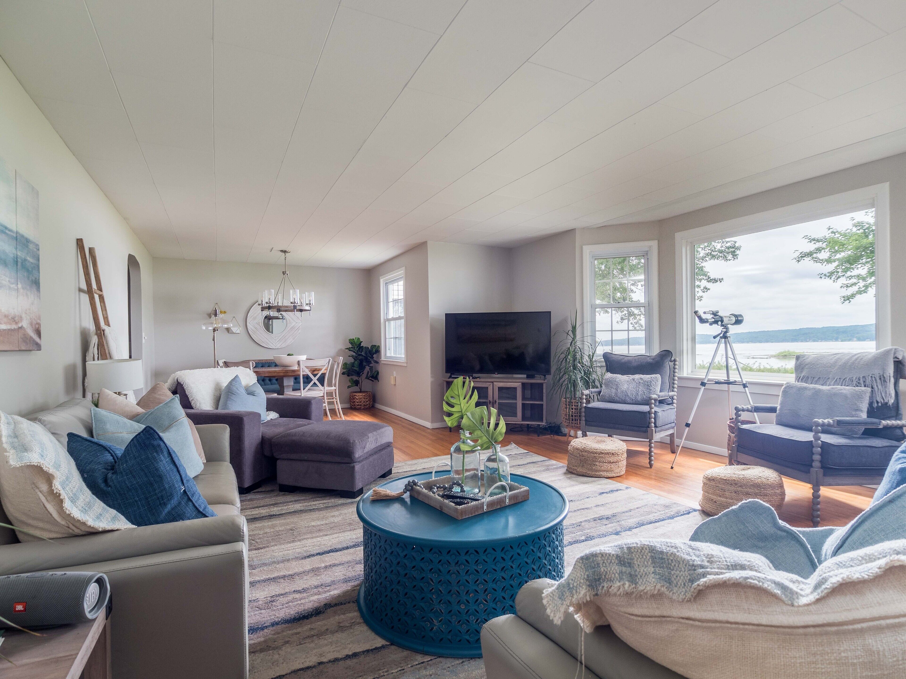 Smart-tv, een dvd-speler en boeken