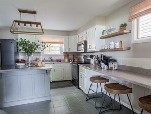 Réfrigérateur, four à micro-ondes, un four, surface de cuisson