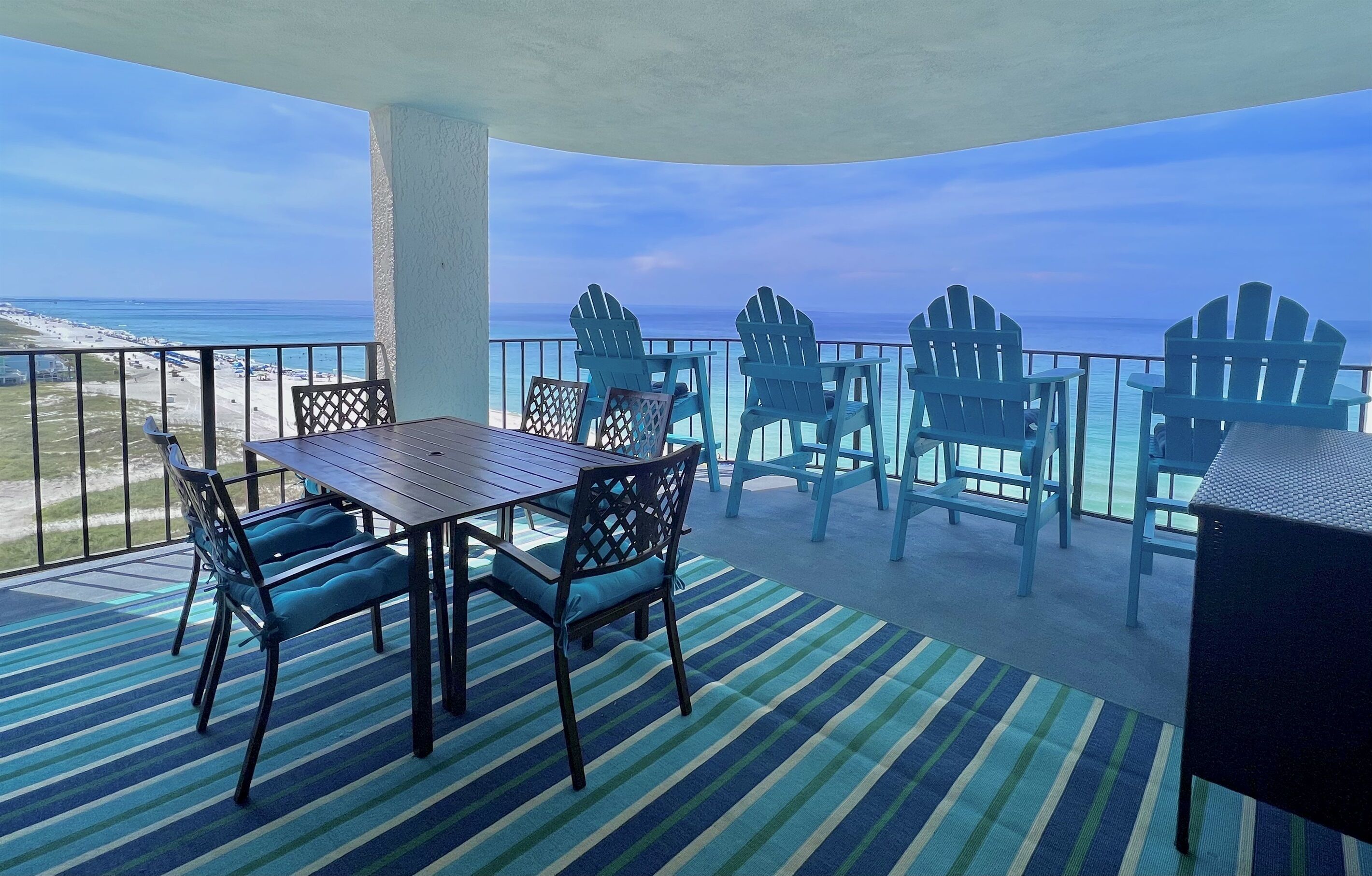 Beach Life Luxury!  Condo/Lg  Balcony/ Gourmet Kitchen/Free Beach Service, Pool