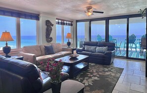 TV, DVD player, livros