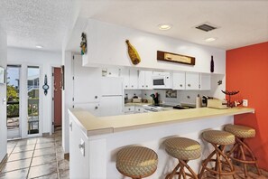 Fridge, microwave, stovetop, dishwasher