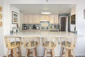 Réfrigérateur, four à micro-ondes, surface de cuisson, lave-vaisselle