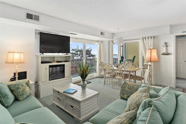 Living area - 93rd St , 3br/2ba oceanside view in oceanfront bldg Occ 8 (Ocean City)