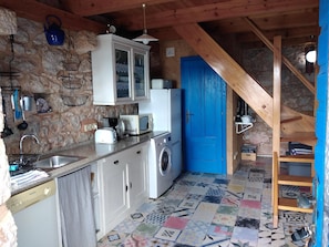 Réfrigérateur, micro-ondes, plaque de cuisson, lave-vaisselle