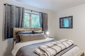 4 slaapkamers, een bureau, een strijkplank/strijkijzer, internet