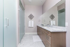 Ensemble douche/baignoire, sĂšche-cheveux, serviettes fournies