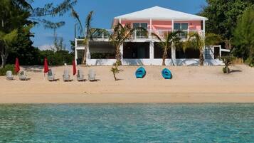 Rannalla, aurinkotuoleja, rantapyyhkeitä