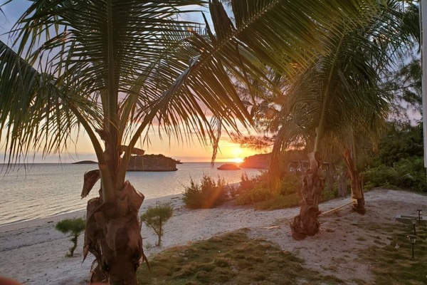 Sulla spiaggia, lettini da mare, teli da spiaggia