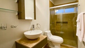 Dusche, Haartrockner, Handtücher, Seife