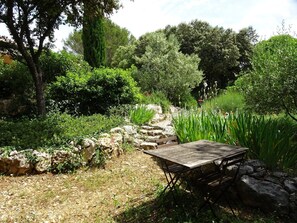 Outdoor dining - Holiday home with large Mediterranean garden (Garrigues Ste Eulalie)