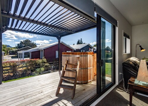 SnoBox with Hot Tub - Sleeps 7 - Ohakune Holiday Home
