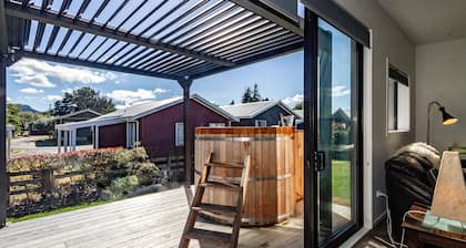 SnoBox with Hot Tub - Sleeps 7 - Ohakune Holiday Home