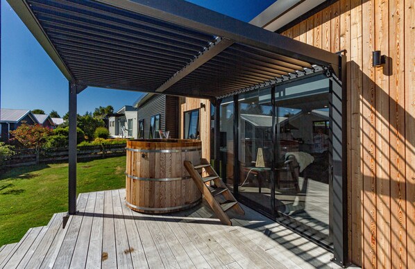 Terrace/patio - SnoBox with Hot Tub - Sleeps 7 - Ohakune Holiday Home (Ohakune)