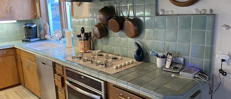 冷蔵庫、電子レンジ、オーブン、コンロ