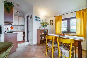 Fridge, dishwasher