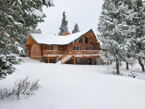 PRICES REDUCED !  Luxury upscale cabin, quiet cul-de-sac, free Wi-Fi