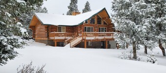 PRICES REDUCED ! Luxury upscale cabin, quiet cul-de-sac, free Wi-Fi