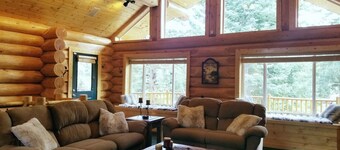 Luxury upscale cabin, quiet cul-de-sac, free Wi-Fi