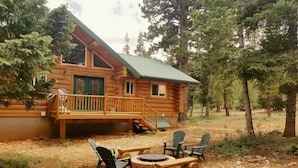 A log cabin with a deck, outdoor seating, and a fire pit. - PRICES REDUCED !  Luxury upscale cabin, quiet cul-de-sac, free Wi-Fi (Duck Creek Village)