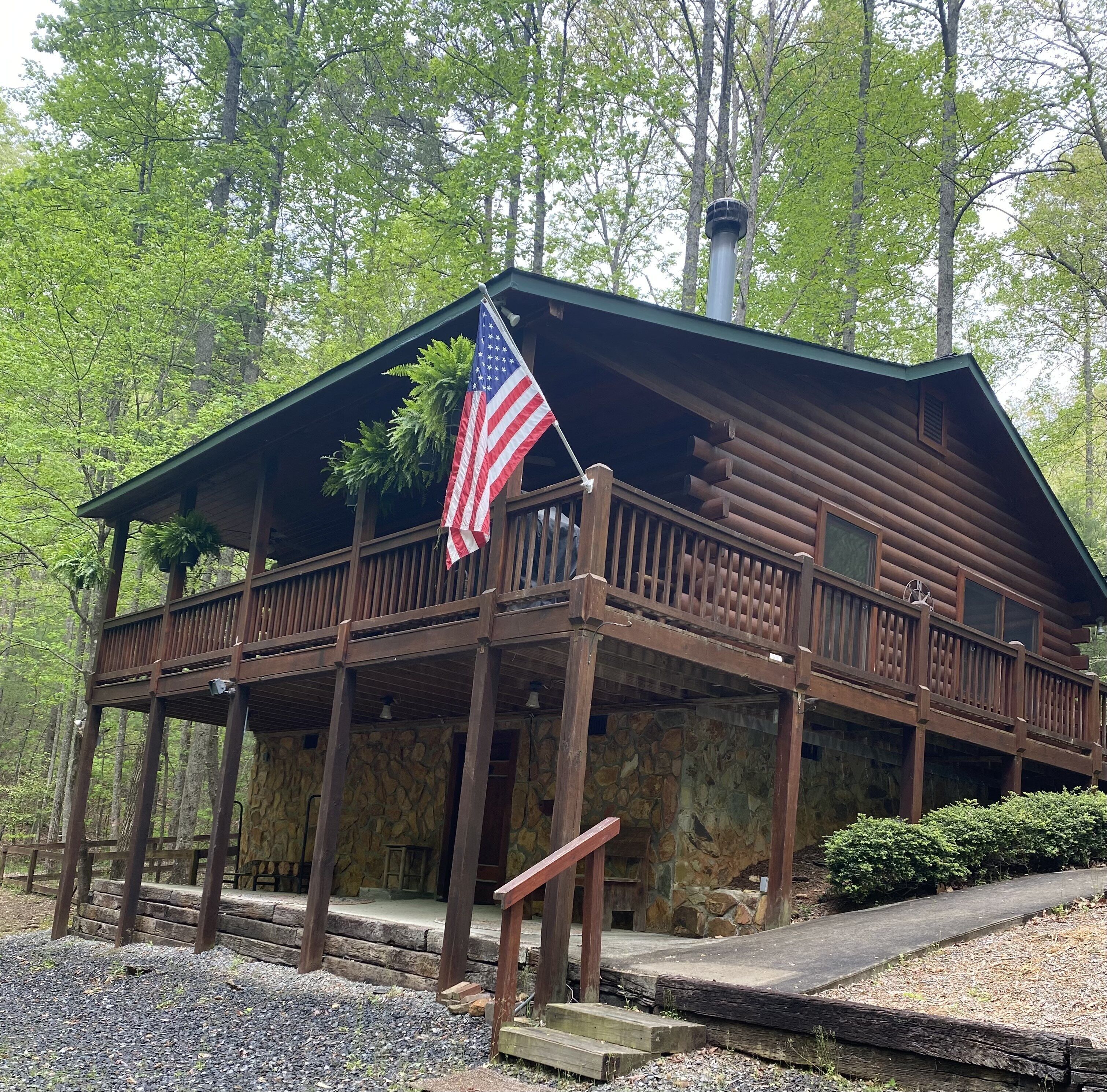 Cozy cabin getaway in the woods w/private hot tub and fire pit