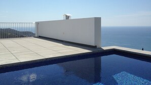A rooftop pool with a clear view of the sea and distant hills. - Canyelles Mar Casa 1 (Roses)