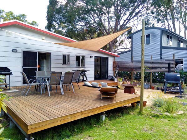 Outdoor dining - JJ's Raymond Island Escape (Raymond Island)