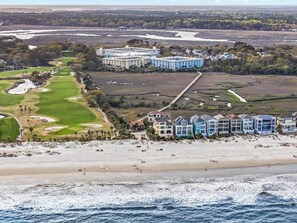 Rannalla, aurinkotuoleja, rantapyyhkeitä