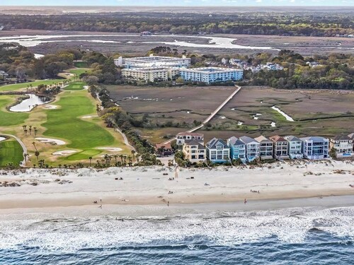 Family friendly unit.  Short walk or shuttle to the beach!