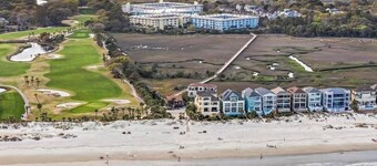 Family friendly unit.  Short walk or shuttle to the beach!