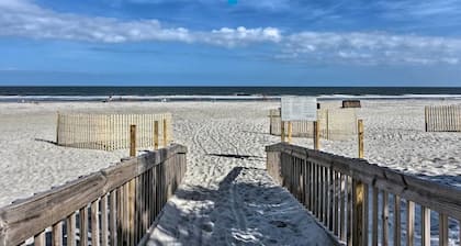 Family friendly unit. Short walk or shuttle to the beach!