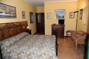 1 chambre, fer et planche Ă repasser