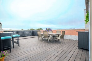 Outdoor dining - NEW LUXURY PENTHOUSE CONDO (Chicago)