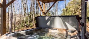 Laurel Creek Lodge - Pet Friendly! Pool table, hot tub, 2 acres, hiking trail with creek!