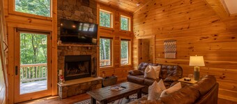 Laurel Creek Lodge - Pet Friendly! Pool table, hot tub, 2 acres, hiking trail with creek!