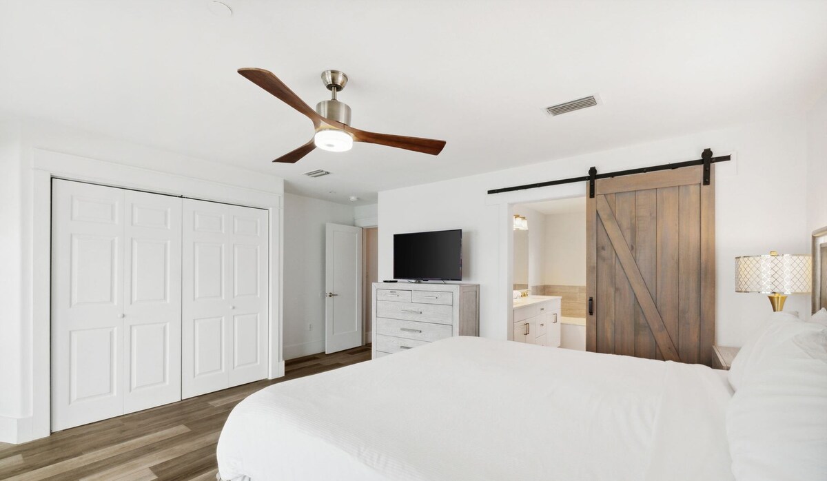Photo 25 of 🏖️🐚 Silver Beach Retreat | Beachfront | Free VIP Package & Beach Chair Service!